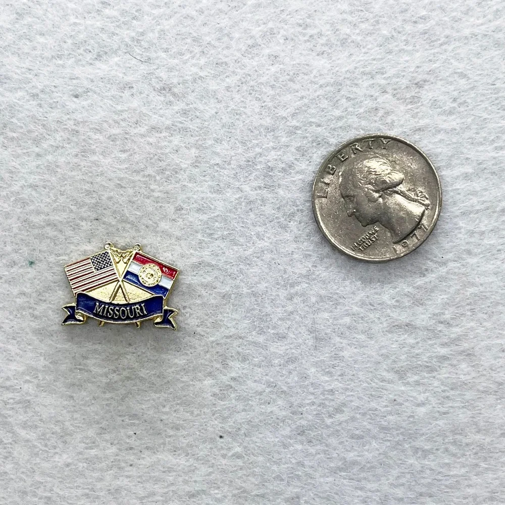 🔮 5/$25‎ American And Missouri Flags Pin